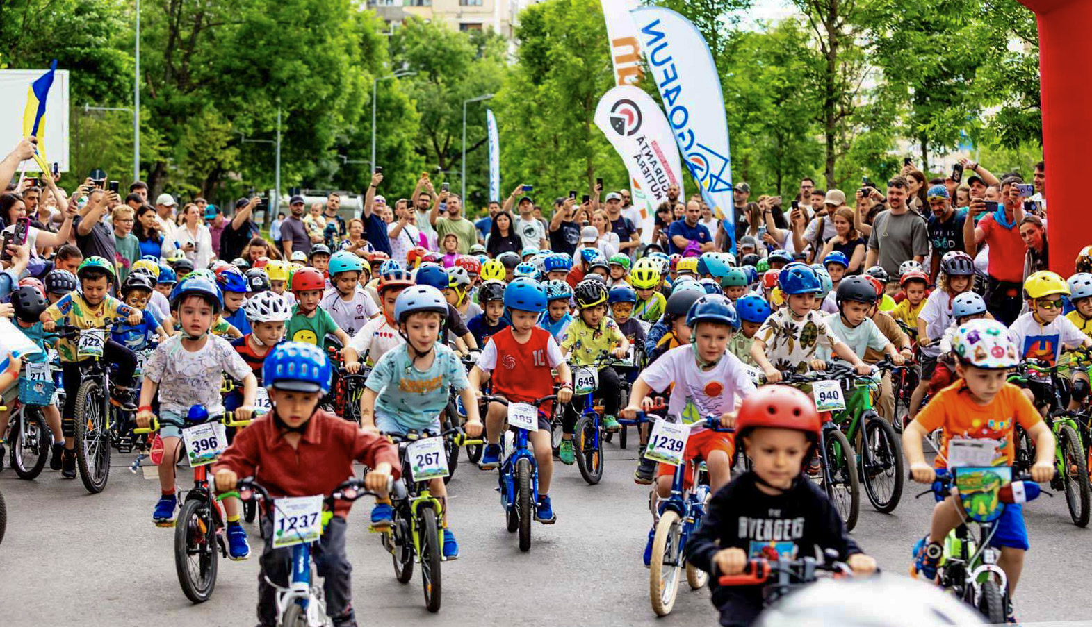 Copii pe biciclete la Parada Micilor Bicicliști